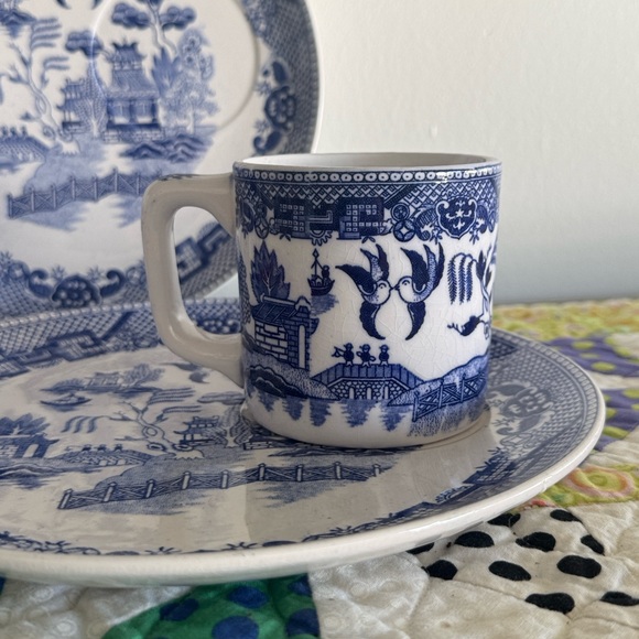 Vintage Blue and White Porcelain Dinnerware Blue Willow Pattern Set of 4 for 2 - Picture 3 of 5